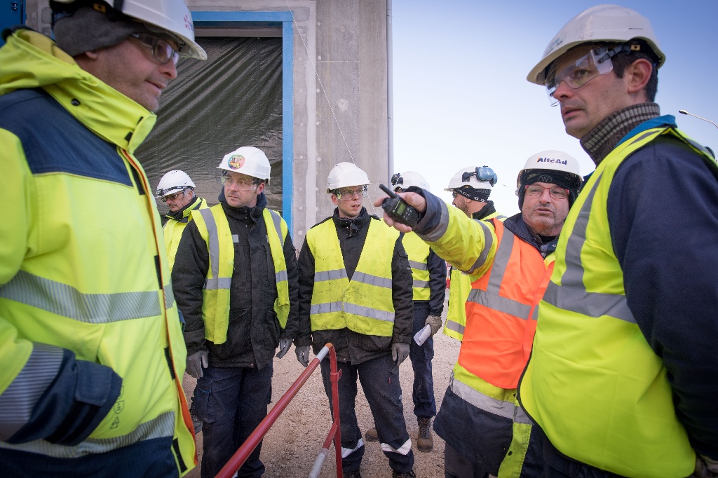 Des ingénieurs discutent, en exterieur, de travaux en cours