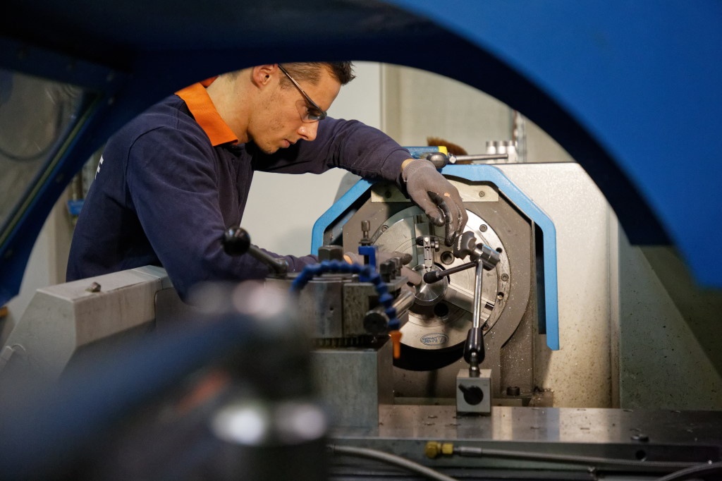 Un technicien de maintenance en pleine réparation