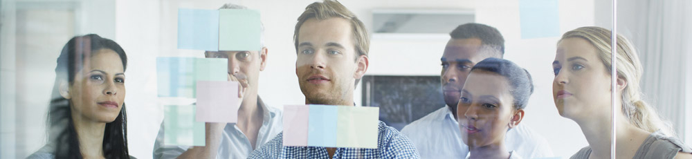 Start-uppers devant un mur de post-its