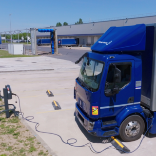 Recharge d’un camion électrique sur une plateforme logistique