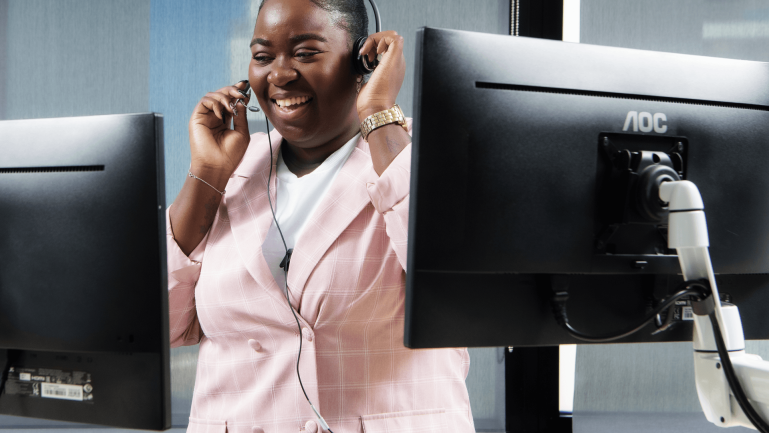 Conseillère clients EDF en communication téléphonique