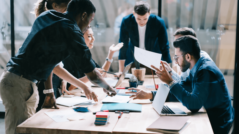 Equipe de collaborateurs en réunion dans un espace de co-working.