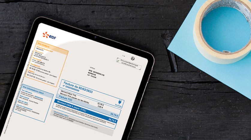 Tablette sur un bureau qui affiche une facture EDF