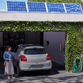 Panneaux solaires au dessus d'un garage
