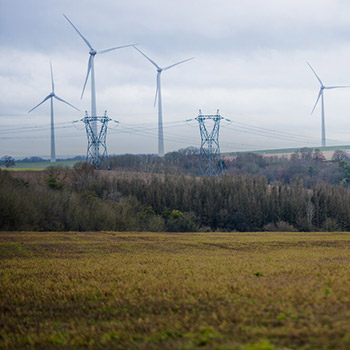 Eoliennes et Pylones THT dans la campagne