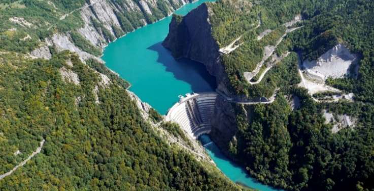 Photographie aérienne du barrage de Monteynard