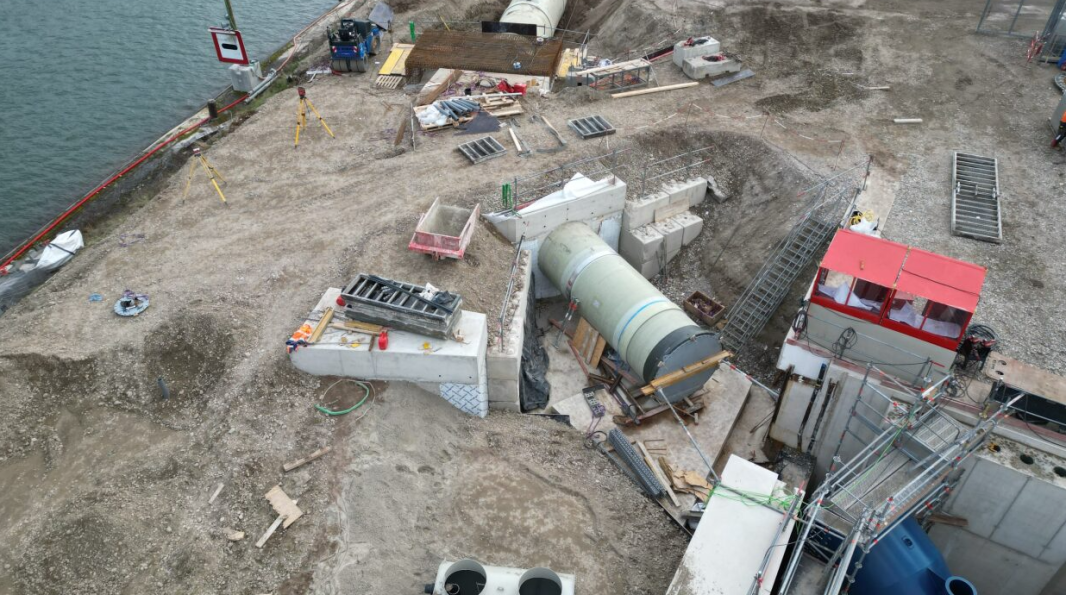 Conduite forcée posée, en attente de raccordement turbine