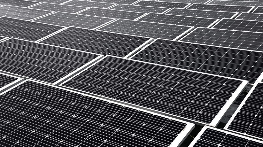 Photo des panneaux photovoltaïques flottante