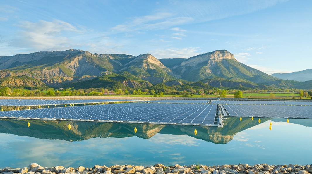 Photo de la retenue de Lazer avec sur l'eau, des panneaux photovoltaïques
