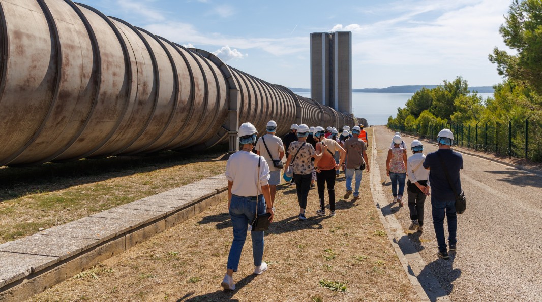 Des visiteurs sur le site de la centrale hydroélectrique de Saint-Chamas