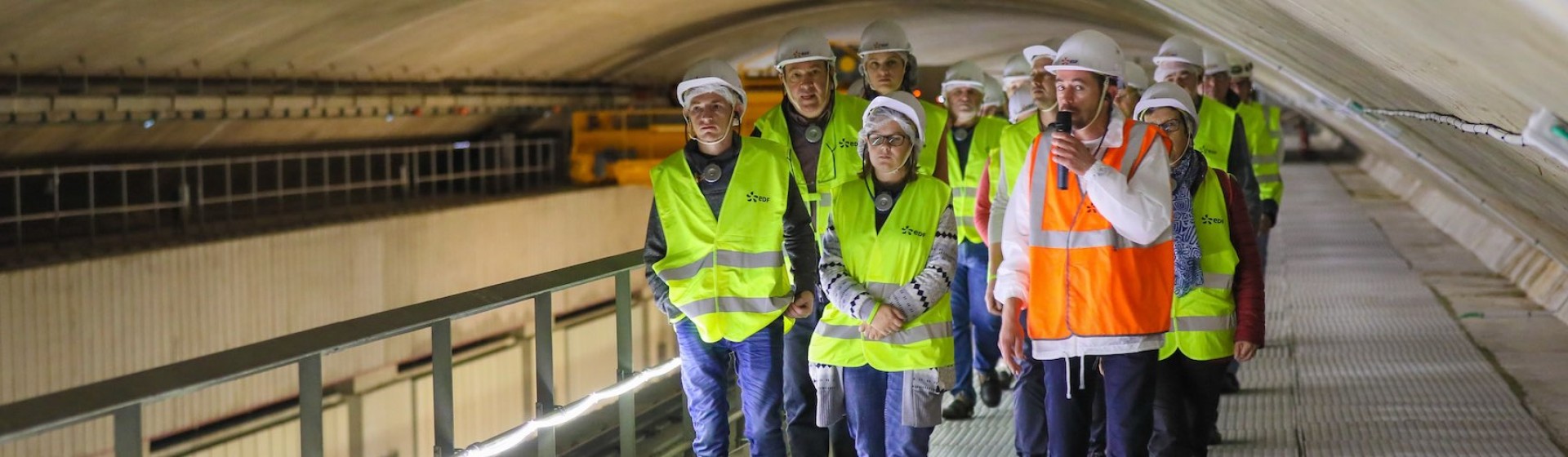 Un groupe de visiteurs accompagné par un guide EDF