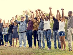 Groupe de personnes se tenant les mains en l'air