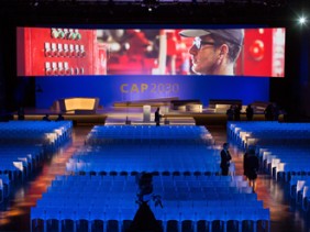 Vue de l'arrière d'une salle de conférence vide