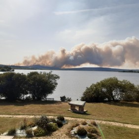 Vue sur l'incendie du Mont Saint-Michel de Basparts depuis la Maison du Lac
