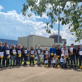 Groupe des alternants lors de leur visite des installations industrielles