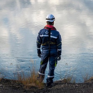 Un technicien EDF contemple une étendue d'eau.