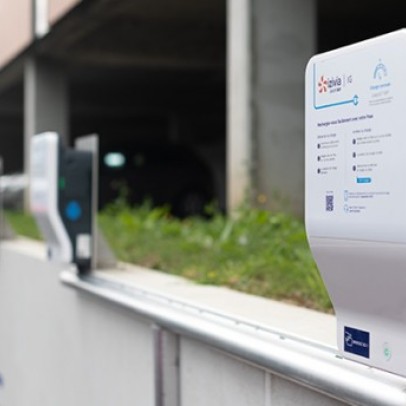 Succession de bornes de recharge Izivia