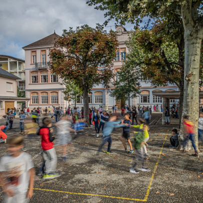Enfants dans une cour d'école en France