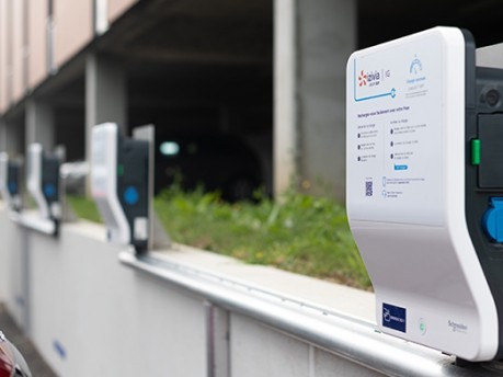 Succession de bornes de recharge Izivia