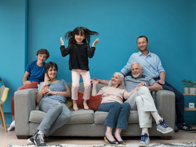 Photo d'une famille assise sur un canapé