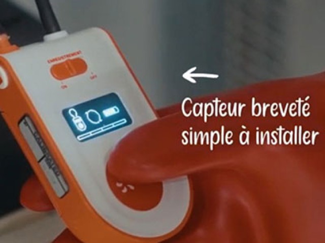 Capteur Motorbox tenu dans une main gantée