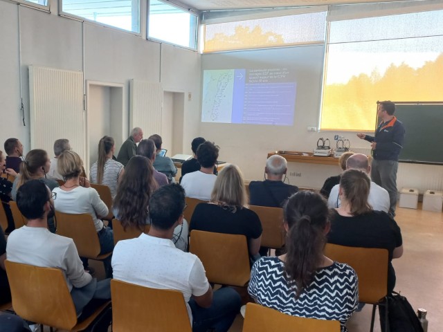 Réunion de présentation en salle
