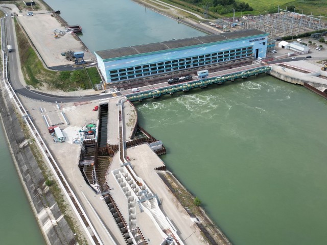 Vue aérienne usine hydroélectrique de Rhinau avec passe à poissons