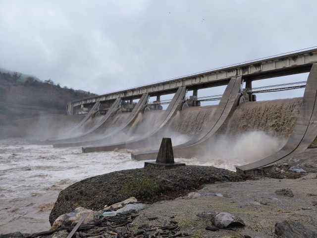 Barrage de l'Escale en crue