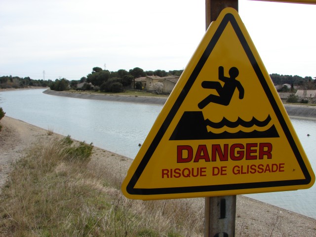 Panneau danger canal de la Durance à Salon de Provence