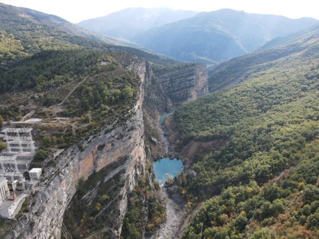 Vue de l'aval du barrage de Catillon