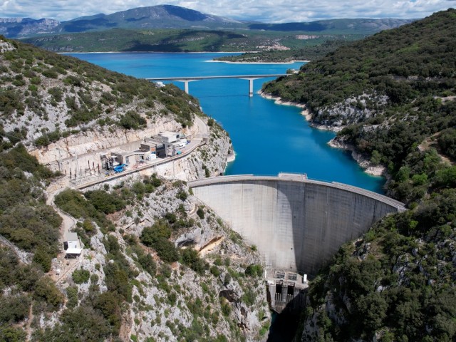 Barrage de Saint-Croix-du-Verdon, vue aérienne avec le barrage et le lac