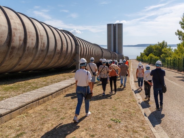 Des visiteurs sur le site de la centrale hydroélectrique de Saint-Chamas