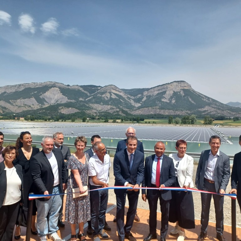 Le groupe EDF inaugure sa première centrale solaire flottante installée ...