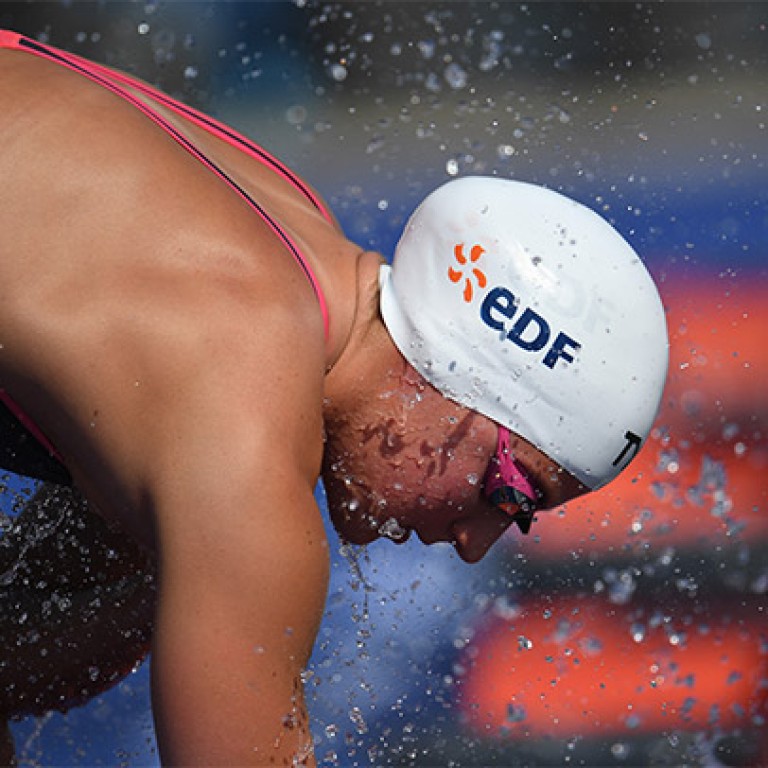 Photo de la nageuse Charlotte BONNET sort du bassin d'une piscine après une compétition
