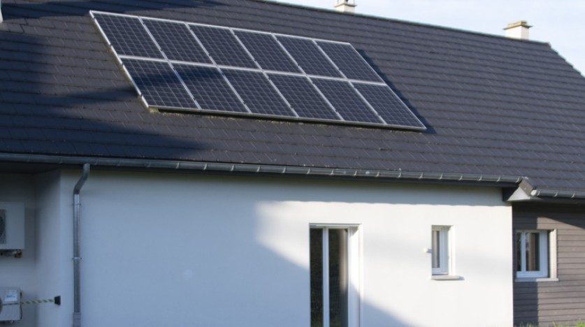 Maison connectée avec panneaux photovoltaïques sur le toit