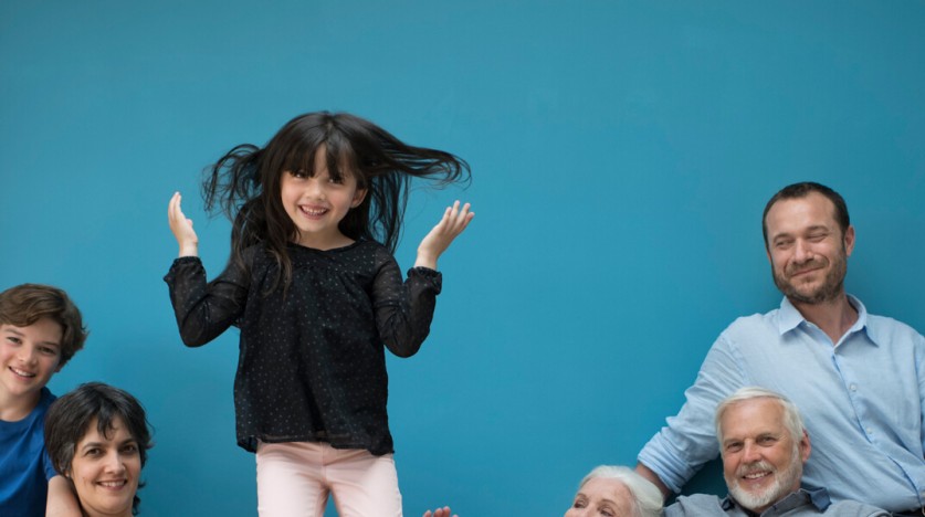 Famille assise sur un canapé