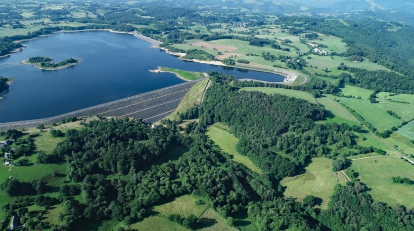 Vue aérienne du bassin supérieur de la STEP de Montézic